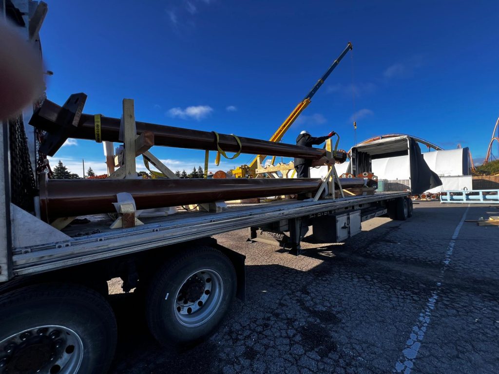 Long structural components transported on open-deck flatbed